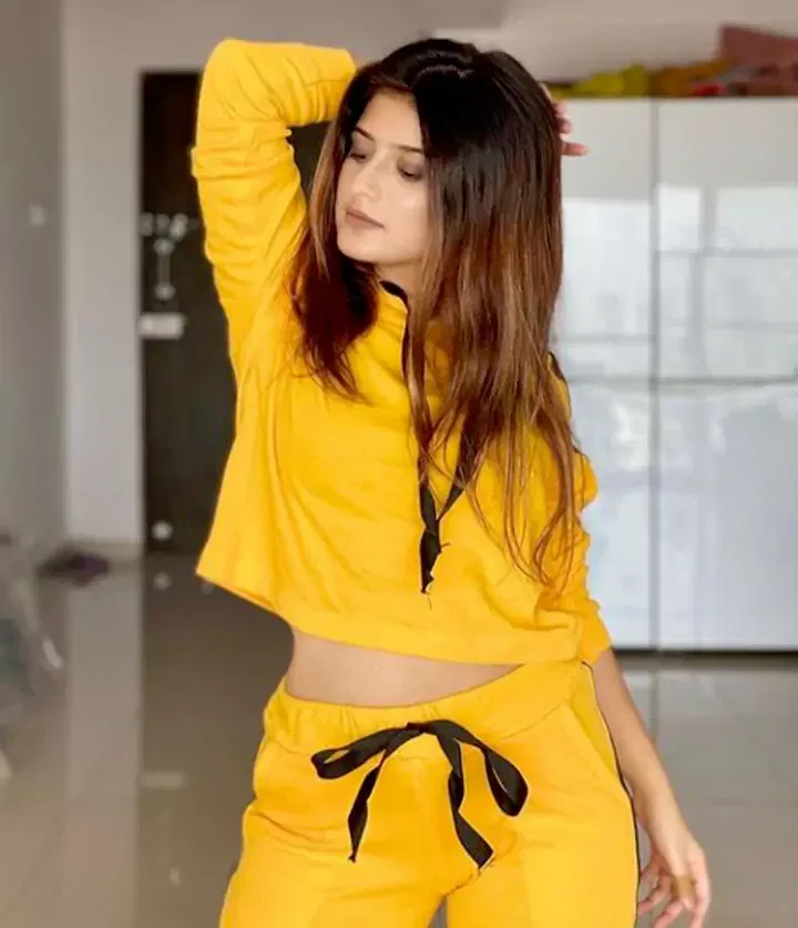 Independent Escorts in Yellow Dress