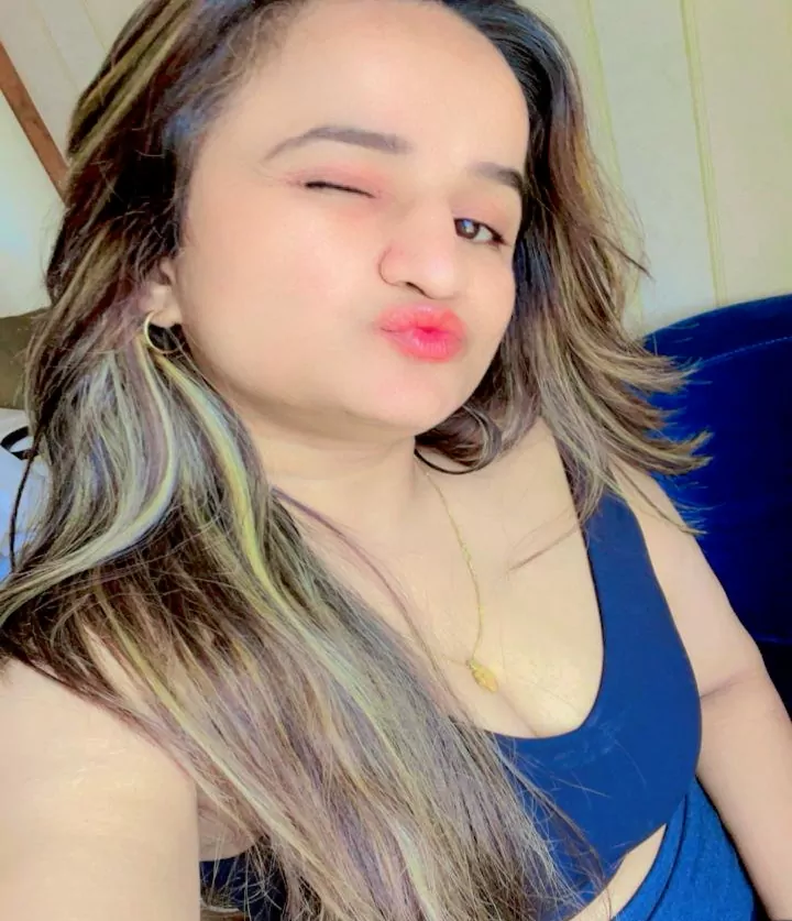 Arya Escorts Wants To Kiss You