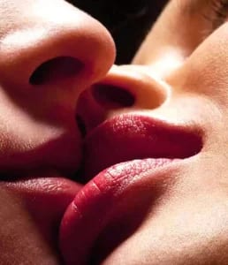 KISSING EXPERT GIRL